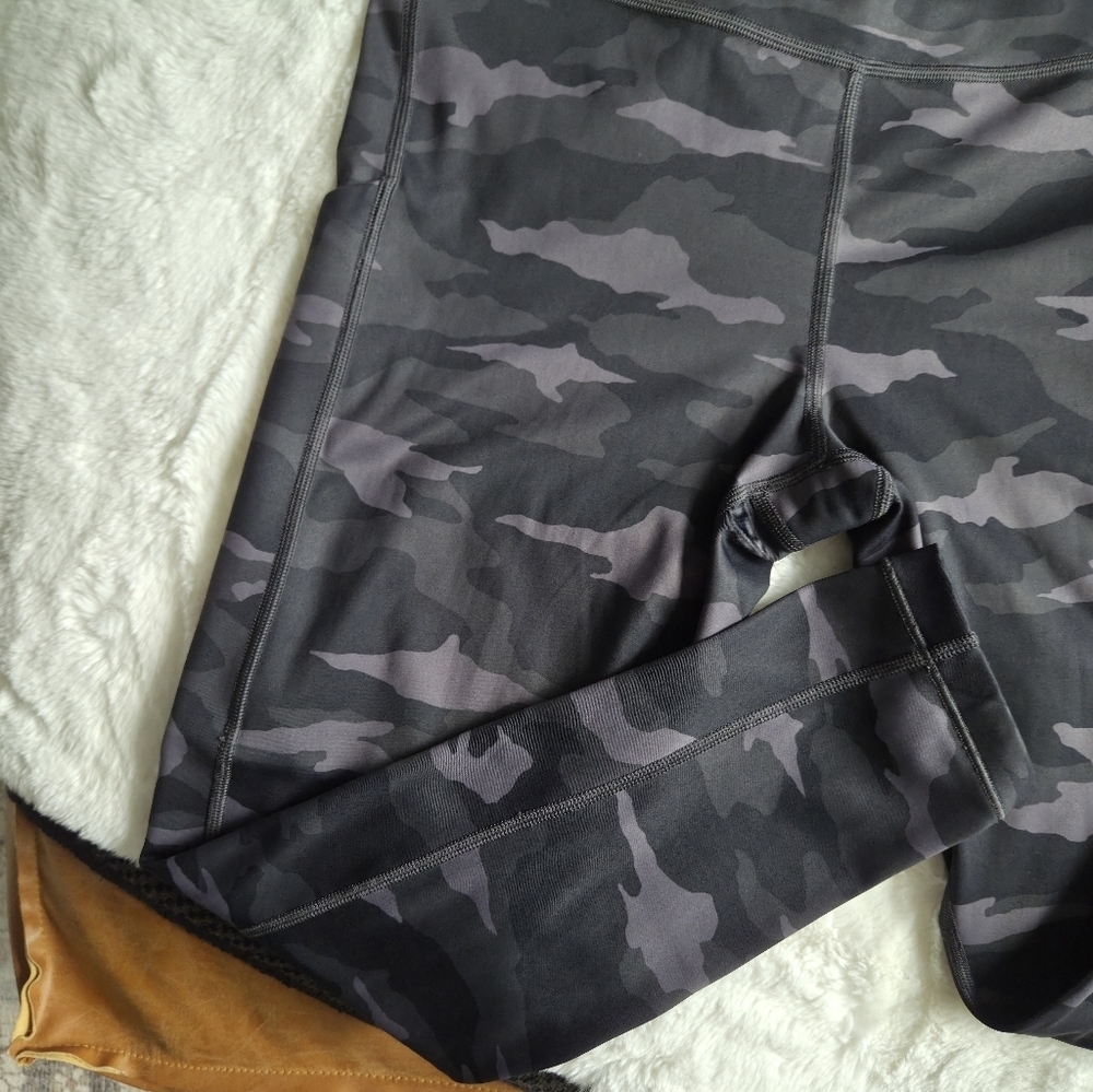 Athleta Ultimate Camo 7/8 Tight Size Medium - Picture 4 of 9